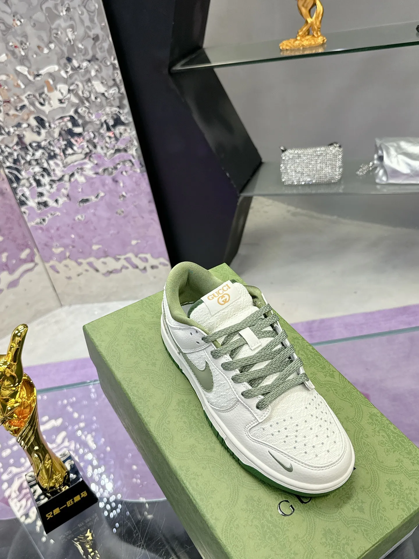 Men's shoes 💰580❤️❤️❤️ Gucci co-branded dunk Nike The latest official model 💓Gucci x Nike Dunk SB series 💓 Produced by Foshan Factory. The shoe body is made of off-white canvas as the main color, with an off-white leather frame overlay, making the shoe very versatile. The tongue is embroidered with yellow Gucci words, and the Swooshb on both sides of the shoe body The logo is embellished with sky blue, and the tongue is made of mesh material, which enhances breathability and is very versatile overall. The word Gucci on the lower side of the heel is decorated in 3D, the mini Nike Swoosh Logo on the side of the toe is embellished with sky blue embroidery, and the yellow Gucci brand name is printed on the heel to highlight the joint identity. Finally, an aged oxidized midsole and a blue outsole complete the overall design. Size: 35-45 Full set of Gucci packaging